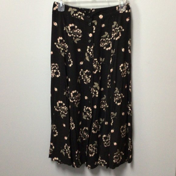 Sag Harbor - Black skirt with white and pink flowers and green foliage - Picture 9 of 12